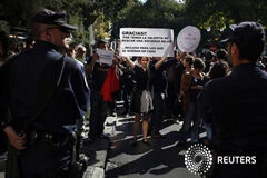 La Audiencia Nacional archiva la causa por organizar el 25-S Un manifestante sostiene una pancarta que dice "Gracias por tener la valentía de buscar una sociedad mejor... incluiso para los que se quedan en casa", durante una protesta ante la Audiencia Nacional en Madrid, el 4 de octubre de 2012, a favor de los ocho