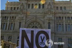 La deuda de la Administraciones supera el 70% del PIB un manifestante durante una protesta frente al Ayuntamiento de Madrid el 11 de marzo
