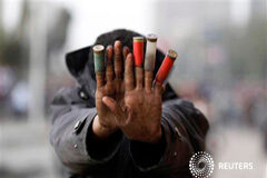 El Ejército egipcio podrá arrestar a civiles un manifestante en protestas en El Cairo el 27 de enero de 2013.