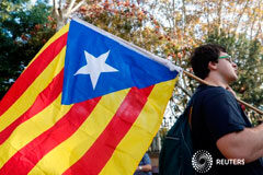 Propuesta de resolución de JxSí y CUP aboga por iniciar camino a independencia Un manifestante lleva una bandera independentista catalana frente al Parlamento catalán, en Barcelona, el 27 de octubre de 2017