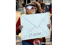 Cuatro de cada cinco españoles ven insuficiente la lucha contra la corrupción Un manifestante en una protesta contra los recortes en educación y la corrupción política, en Valencia, 9 de febrero de 2013