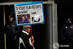 El juez imputa al ex tesorero del PP Ángel Sanchís en el caso Gürtel Un manifestante protesta contra la corrupción a las puertas de la Audiencia Nacional, en Madrid, el 25 de febrero de 2013
