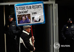 Un manifestante protesta contra la corrupción a las puertas de la Audiencia Nacional, en Madrid, el 25 de febrero de 2013