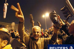 El Ejército egipcio pide el regreso a la normalidad Manifestantes en la plaza de Tahrir contra Hosni Mubarak, el 1 de febrero de 2011.