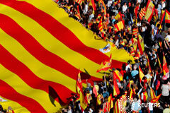 Cientos de miles de personas marchan en Barcelona a favor de la unidad de España Manifestantes a favor de la unidad de España despliegan una bandera autonómica catalana en el centro de Barcelona, 29 de octubre de 2017