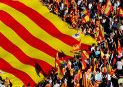 Manifestantes a favor de la unidad de España despliegan una bandera autonómica catalana en el centro de Barcelona, 29 de octubre de 2017 Manifestantes a favor de la unidad de España despliegan una bandera autonómica catalana en el centro de Barcelona, 29 de octubre de 2017