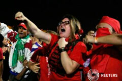 El Senado brasileño votará a favor de someter a Rousseff a un juicio político Unos manifestantes a favor de la presidenta brasileña corean eslóganes durante enfrentamientos con la polícía en Brasilia, el 11 de mayo de 2016