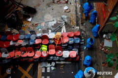 Los estudiantes resisten mientras la líder de Hong Kong insta a una solución pacífica Manifestantes abandonan el campus de la Universidad Politécnica de Hong Kong para rendirse a la policía, en Hong Kong, China, el 19 de noviembre de 2019
