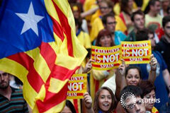 Almunia dice que la UE mira con preocupación lo que ocurre en Cataluña Grupos de manifestantes en favor de la independencia de Cataluña se manifiestan en las calles de Barcelona el 11 de septiembre de 2013
