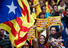 Grupos de manifestantes en favor de la independencia de Cataluña se manifiestan en las calles de Barcelona el 11 de septiembre de 2013