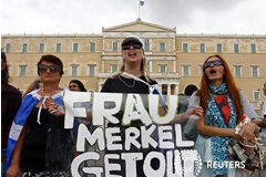 Merkel se enfrentará a las protestas en su visita a Grecia Manifestantes sostienen una pancarta contra la visita de Merkel, en el centro de Atenas, el 9 de octubre de 2012