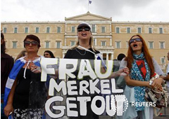 Manifestantes sostienen una pancarta contra la visita de Merkel, en el centro de Atenas, el 9 de octubre de 2012