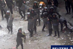 Los manifestantes egipcios siguen desafiando al poder militar Policía antidisturbios lanzan piedras durante enfrentamientos con manifestantes en la plaza Tahrir en El Cairo