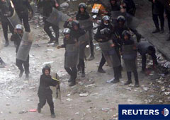 Policía antidisturbios lanzan piedras durante enfrentamientos con manifestantes en la plaza Tahrir en El Cairo