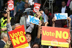 Los unionistas superan a los independentistas en otro sondeos sobre Escocia Seguidores de la camapaña por el "Sí" tratan de interrumpir una reunión de la campaña por el "No" en Glasgow, el 11 de septiembre de 2014