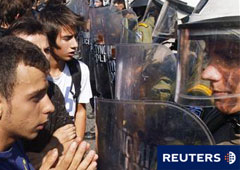 Manifestantes contrarios a las medidas de austeridd empujan a agentes antidisturbios en Atenas