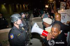 La Policía identifica al agente que mató a un negro desarmado en Phoenix Manifestantes protestan ante el departamento de policía de Phoenix tras la muerte de un negro desarmado, el 8 de diciembre de 2014