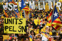 La Generalitat dice tener un mínimo de unidad política de cara al 9N Manifestantes proindependencia en la plaza de Cataluña el 19 de octubre de 2014