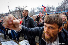 Conflicto separatista de Ucrania se amplía, ultimátum acaba sin actuación Manifestantes prorrusos protestan ante una oficina ocupada del servicio de seguridad de la SBU en Luhansk, en el este de Ucrania, el 14 de abril de 2014