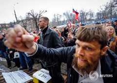 Manifestantes prorrusos protestan ante una oficina ocupada del servicio de seguridad de la SBU en Luhansk, en el este de Ucrania, el 14 de abril de 2014