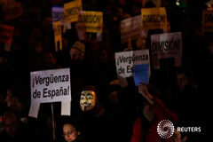 A FONDO-La polémica relación entre empresa y política en España Varios manifestantes protestan a las puertas de la sede del Partido Popular con pancartas en las que se lee "Vergüenza de país", en Madrid el 2 de febrero de 2013