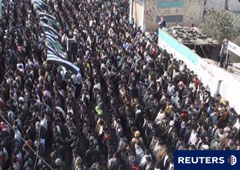 Centenares de manifestantes protestan contra Bashar el Asad en Deir Balaba