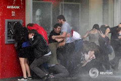 Erdogan acusa a los manifestantes turcos de tácticas de «quemar y destruir» Manifestantes contra el gobierno reciben cañones de agua de la policía durante una protesta en Ankara, el 5 de junio de 2013