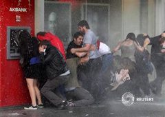 Manifestantes contra el gobierno reciben cañones de agua de la policía durante una protesta en Ankara, el 5 de junio de 2013