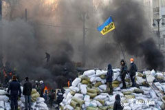 Los manifestantes toman un edificio y levantan más barricadas en Ucrania Manifestantes antigubernamentales sobre una nueva barricada, en Kiev, el 24 de enero de 2014