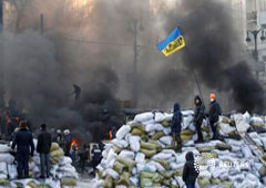 Manifestantes antigubernamentales sobre una nueva barricada, en Kiev, el 24 de enero de 2014
