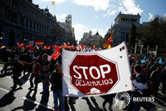 España registró más de 67.000 desahucios en 2013 Manifestantes piden el fin de los desahucios durante las marchas por la dignidad en Madrid, el 22 de marzo de 2014