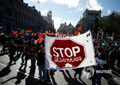 Manifestantes piden el fin de los desahucios durante las marchas por la dignidad en Madrid, el 22 de marzo de 2014
