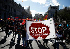 Manifestantes piden el fin de los desahucios durante las marchas por la dignidad en Madrid, el 22 de marzo de 2014 Manifestantes piden el fin de los desahucios durante las marchas por la dignidad en Madrid, el 22 de marzo de 2014