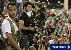 Combatientes antigadafistas vigilan durante la celebración de un mitin del jefe del Consejo Nacional de la Transición