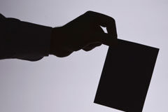 Garantías para el tratamiento de datos en campaña electoral Mano votando