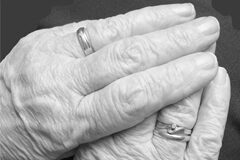 Desde 2013 empieza a aumentar la edad de la jubilación Las manos de una persona mayor