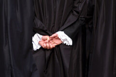 Jueces para la Democracia denuncia la falta de investigación de las denuncias de tortura en España Manos de un juez