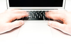 La ministra de Justicia pide a los jóvenes un uso responsable de Internet para evitar los discursos de odio y desigualdad Teclado ordenador