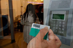 La Audiencia Nacional considera que los artículos 34 y 35 del ET podrían incumplir la normativa europea Máquina de fichaje horario laboral