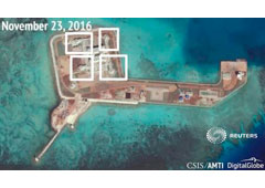 Una fotografía por satélite muestra lo que CSIS Asia Maritime Transparency Initiative dice parecen baterías antiaéreas en la isla artificicla del arrecife Hughes en el Mar de China Meridional
