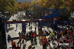 Debate en afectada Nueva York sobre la decisión de celebrar el maratón Los participantes en el maratón de Nueva York del año 2011 atraviesan la linea de meta