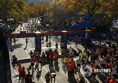 Los participantes en el maratón de Nueva York del año 2011 atraviesan la linea de meta