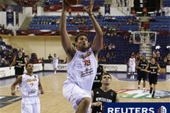 España se impone a Nueva Zelanda por 101-84 en el Mundial Marc Gasol tira a canasta perseguido por el neozelandés Kirk Penney, en Izmir, Turquía, el 29 de agosto de 2010.