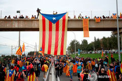 Miles de manifestantes llegan a Barcelona en el quinto día de protestas Miles de manifestantes llegan a Barcelona en el quinto día de protestas Reuters Staff 3 MIN. DE LECTURA MADRID, 18 oct (Reuters) - Cientos de miles de simpatizantes independentistas de toda Cataluña tienen previsto llegar el viernes a Barcelona, coincid