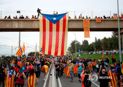 Miles de manifestantes llegan a Barcelona en el quinto día de protestas Reuters Staff 3 MIN. DE LECTURA MADRID, 18 oct (Reuters) - Cientos de miles de simpatizantes independentistas de toda Cataluña tienen previsto llegar el viernes a Barcelona, coincid