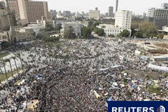 Los egipcios se reúnen para otra marcha contra Mubarak Opositores concentrados en la plaza escuchan al clérigo nacido en Egipto Sheikh Yusuf al-Qaradawi, que aboga por la dimisión de Mubarak, antes de las oraciones del viernes en la plaza de Tahrir, el 4 de febrero de 2011.