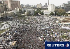 Opositores concentrados en la plaza escuchan al clérigo nacido en Egipto Sheikh Yusuf al-Qaradawi, que aboga por la dimisión de Mubarak, antes de las oraciones del viernes en la plaza de Tahrir, el 4 de febrero de 2011.