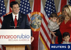 El 2 de noviembre del republicano Marco Rubio (izq.) con su familia tras ganar un escaño en el Senado por Florida en el acto de celebración en Coral Gables, en este estado del sur de EEUU.