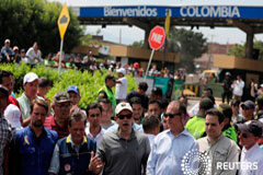 Una delegación de EEUU visita la frontera Colombia-Venezuela mientras se acumula la ayuda El senador estadounidense Marco Rubio (de gorra blanca y gafas oscuras) habla durante una conferencia de prensa en Cúcuta, en la frontera entre Colombia y Venezuela, Colombia, Febrero 17, 2019