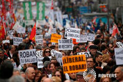 Marea blanca en España a favor de la Sanidad pública Trabajadores de salud y simpatizantes sostienen pancartas en una protesta contra recortes de sanidad en Madrid, el 17 de febrero de 2013